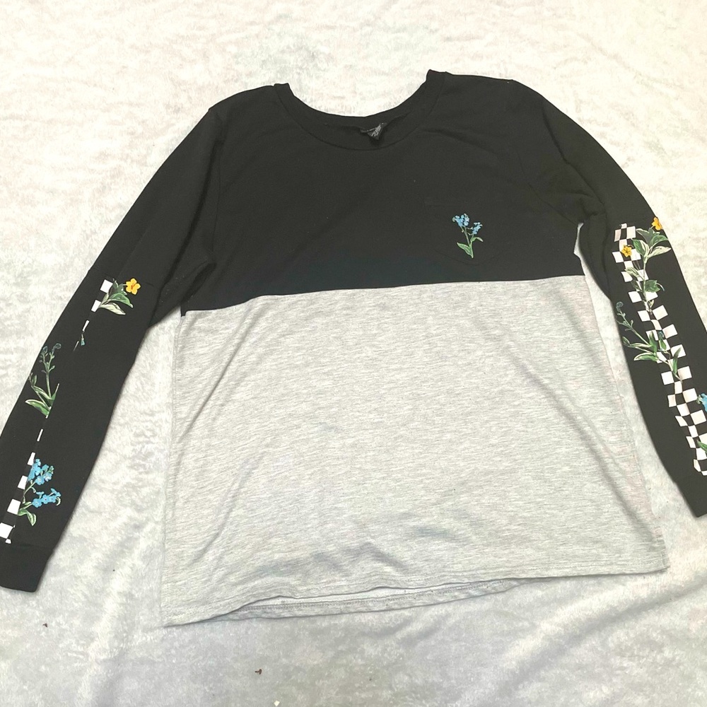 Rue 21, Large, Black and Grey. Colorful flower as designe on sleeve and back